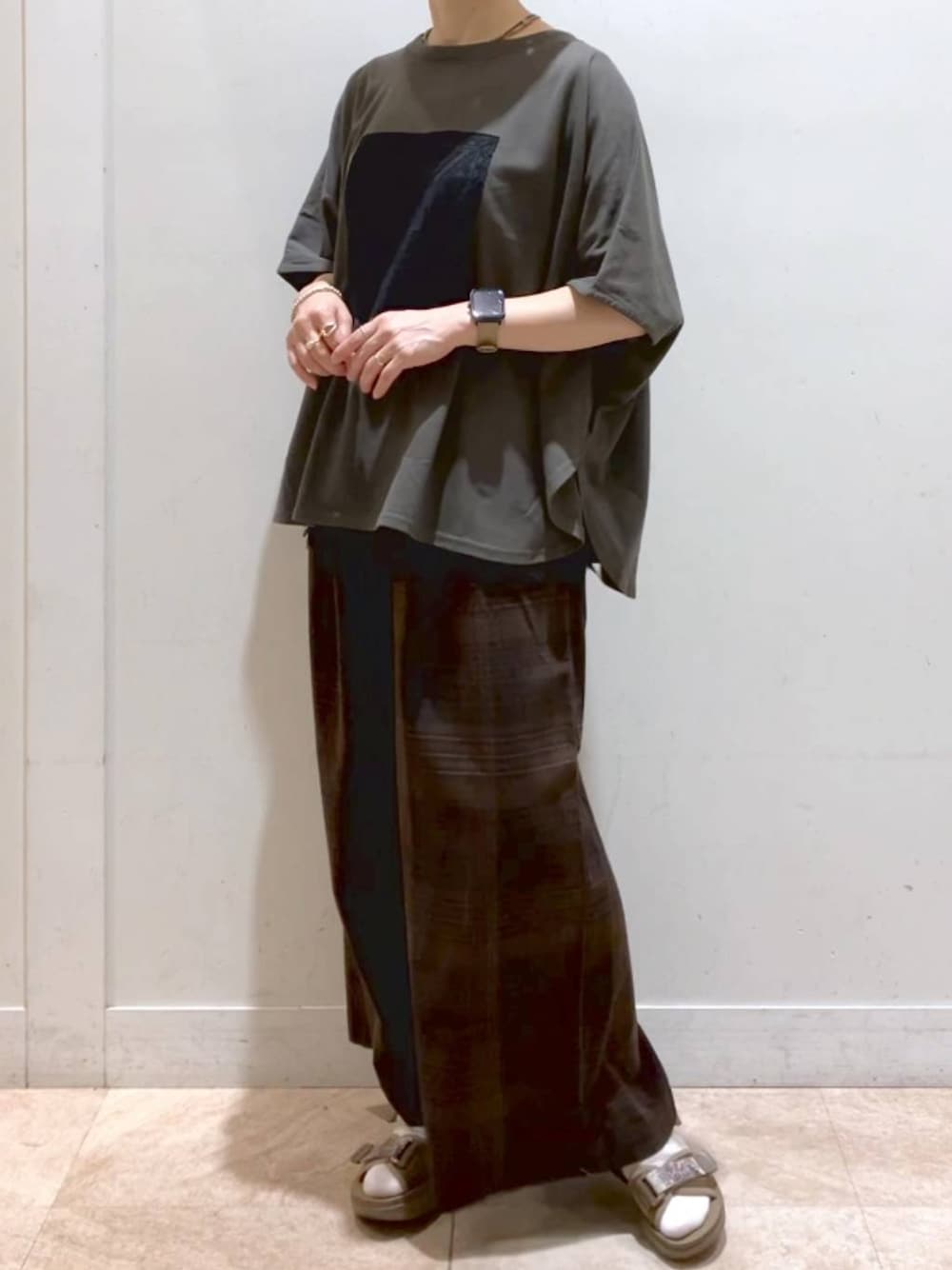 その他のサンダル、グリーン系のTシャツ/カットソー、ブラック系のTシャツ/カットソーを着用したレディースの夏コーディネートの1枚目の写真