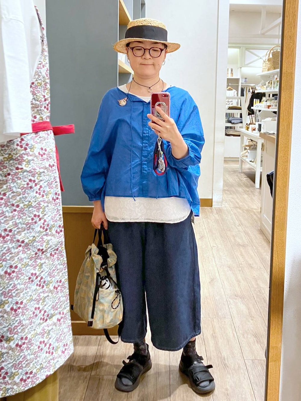 ブルー系のその他パンツ、グレー系のタンクトップ、グリーン系のトートバッグを着用したレディースの春コーディネートの1枚目の写真