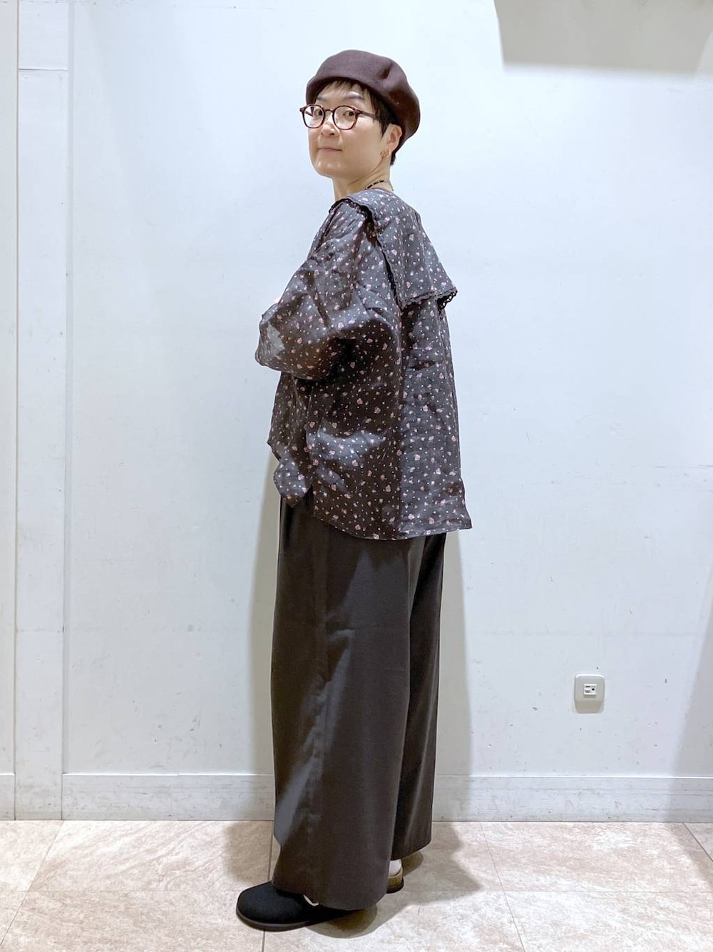 ブラウン系のシャツ/ブラウス、ブラウン系のタンクトップ、ブラック系のその他パンツを着用したレディースの夏コーディネートの1枚目の写真