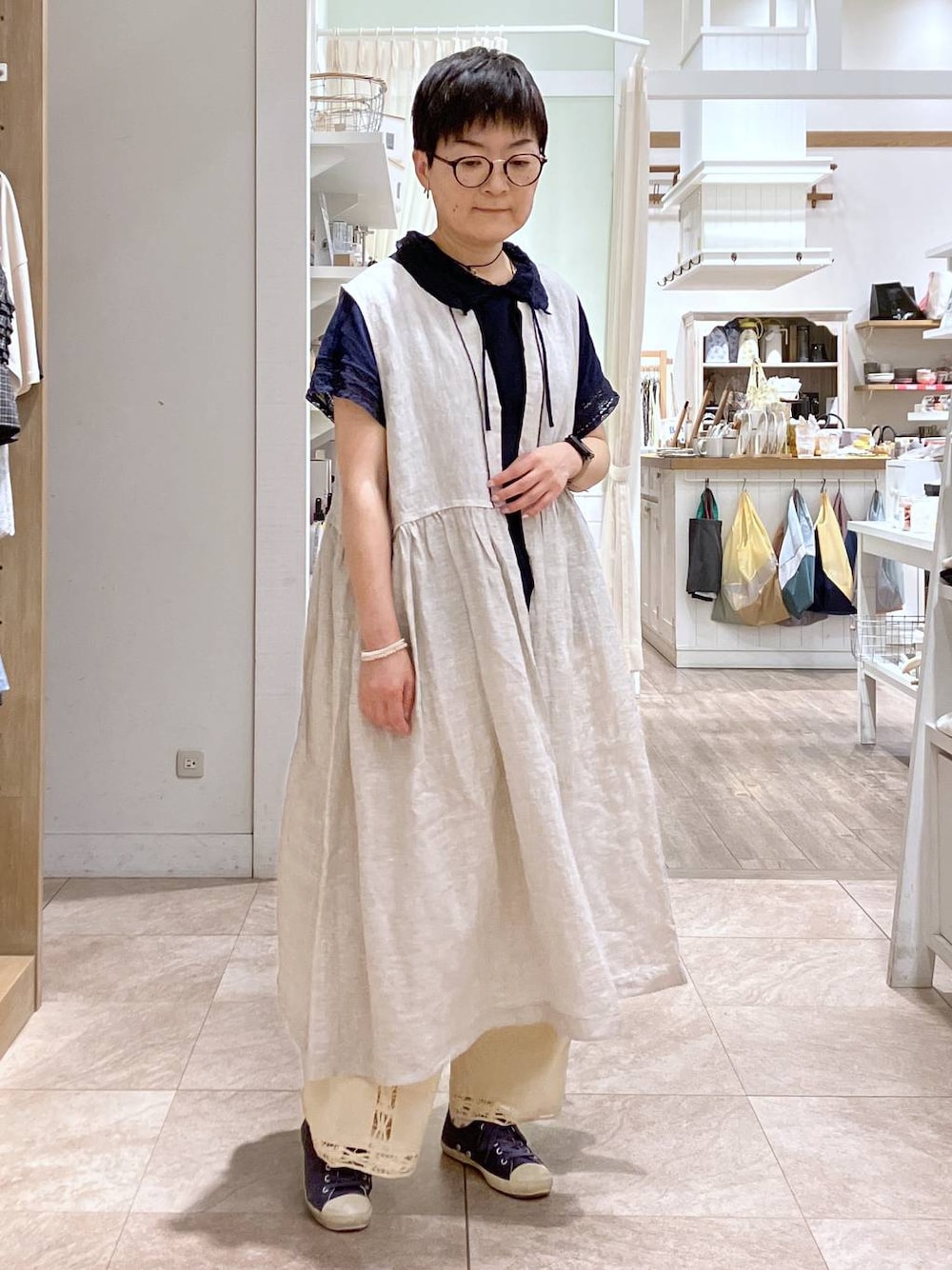 ブルー系のTシャツ/カットソー、ベージュ系のワンピース、ベージュ系のその他パンツを着用したレディースの夏コーディネートの1枚目の写真