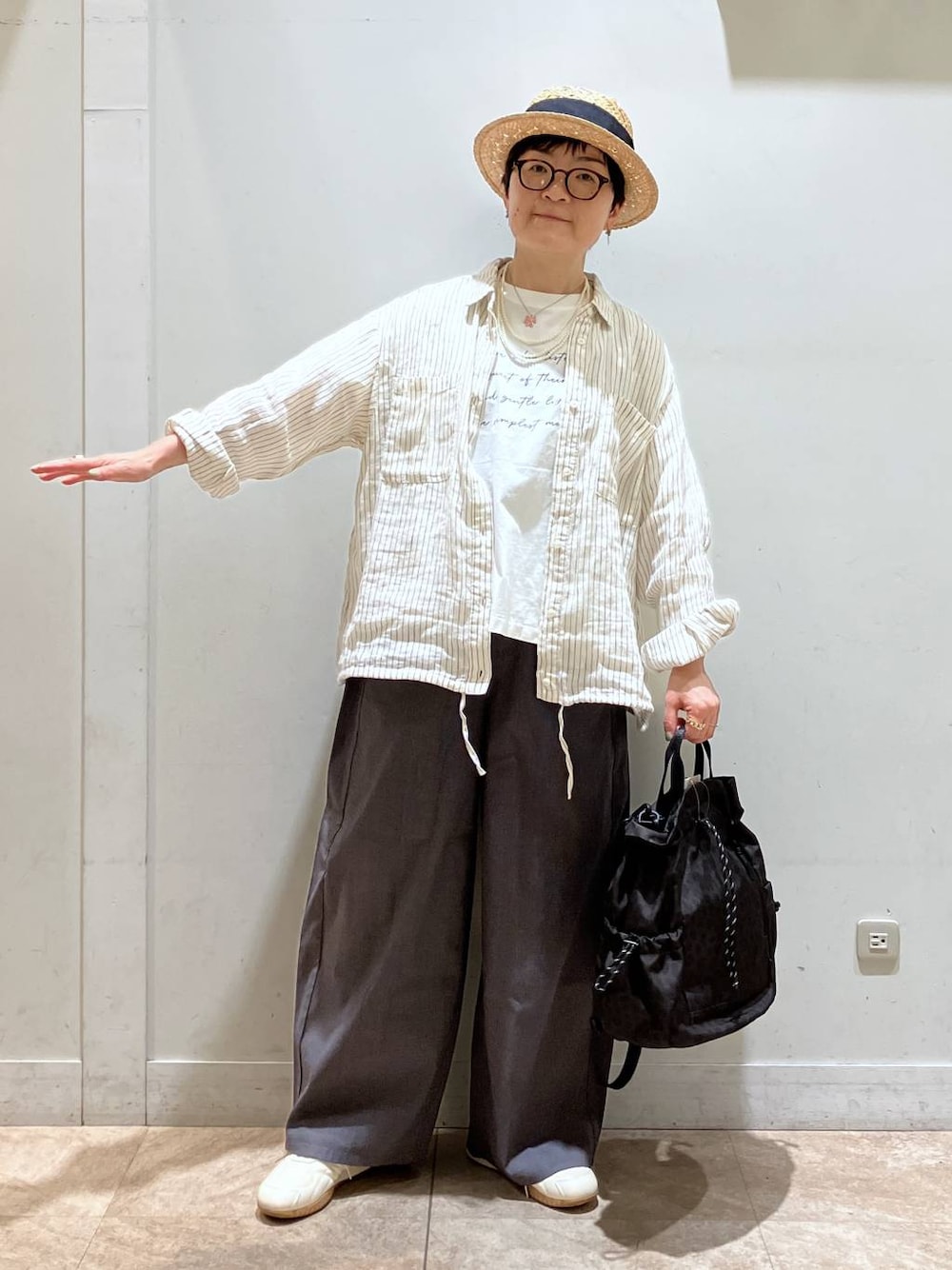 その他のシャツ/ブラウス、その他のその他パンツ、ブラウン系のトートバッグを着用したレディースの春コーディネートの1枚目の写真