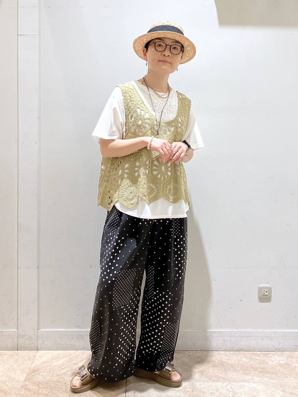 その他のサンダル、ブラック系のその他パンツ、ホワイト系のTシャツ/カットソーを着用したレディースの夏コーディネートの1枚目の写真