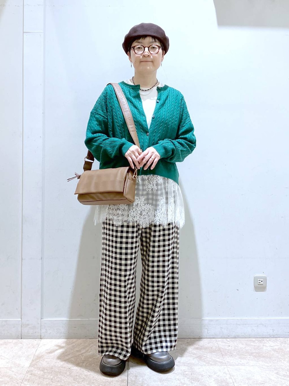グリーン系のカーディガン/ボレロ、その他のその他シューズ、ブラック系のショルダーバッグを着用したレディースの秋コーディネートの1枚目の写真