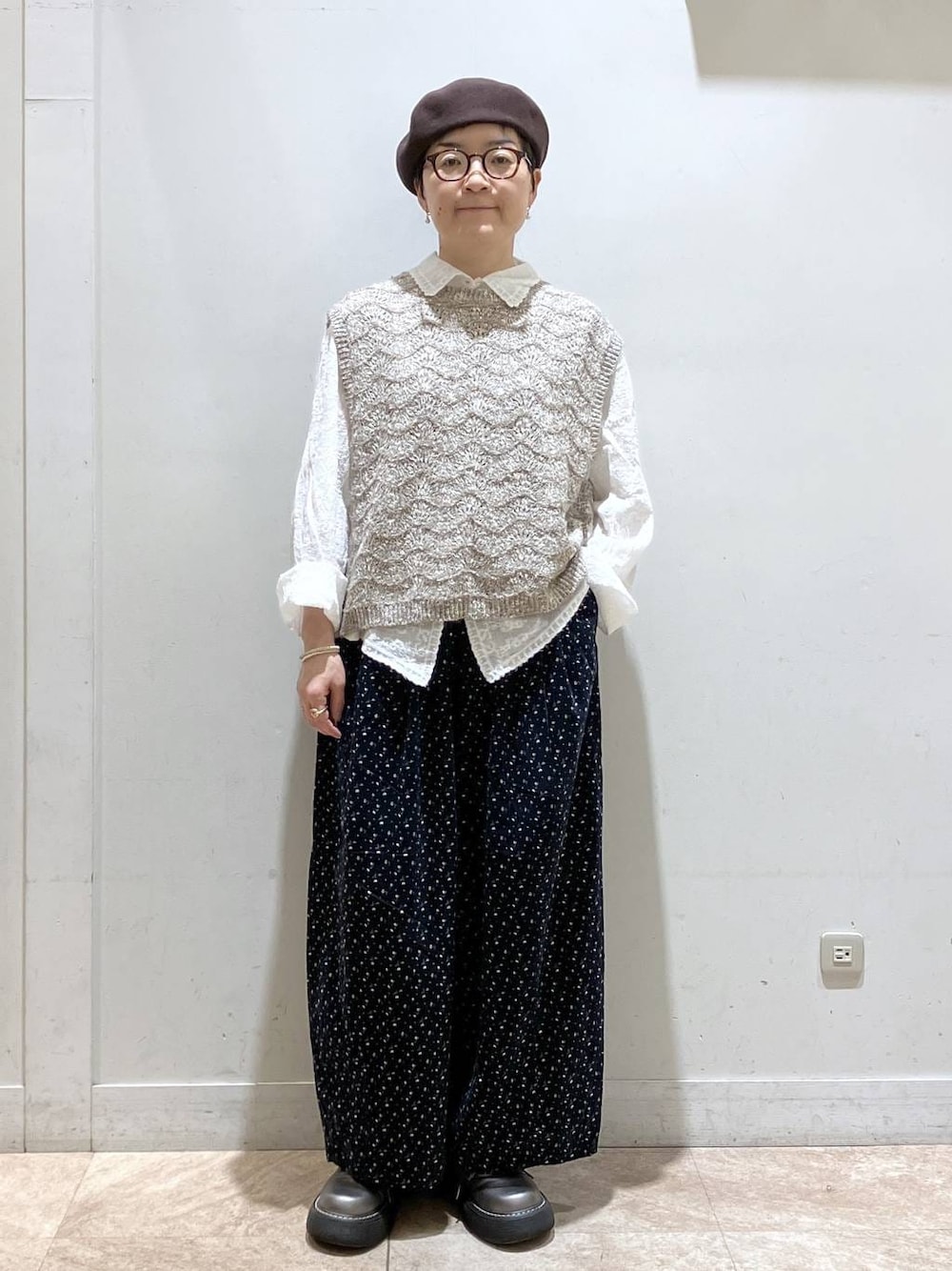 ブルー系のその他パンツ、ホワイト系のシャツ/ブラウス、ベージュ系のベストを着用したレディースの秋コーディネートの1枚目の写真
