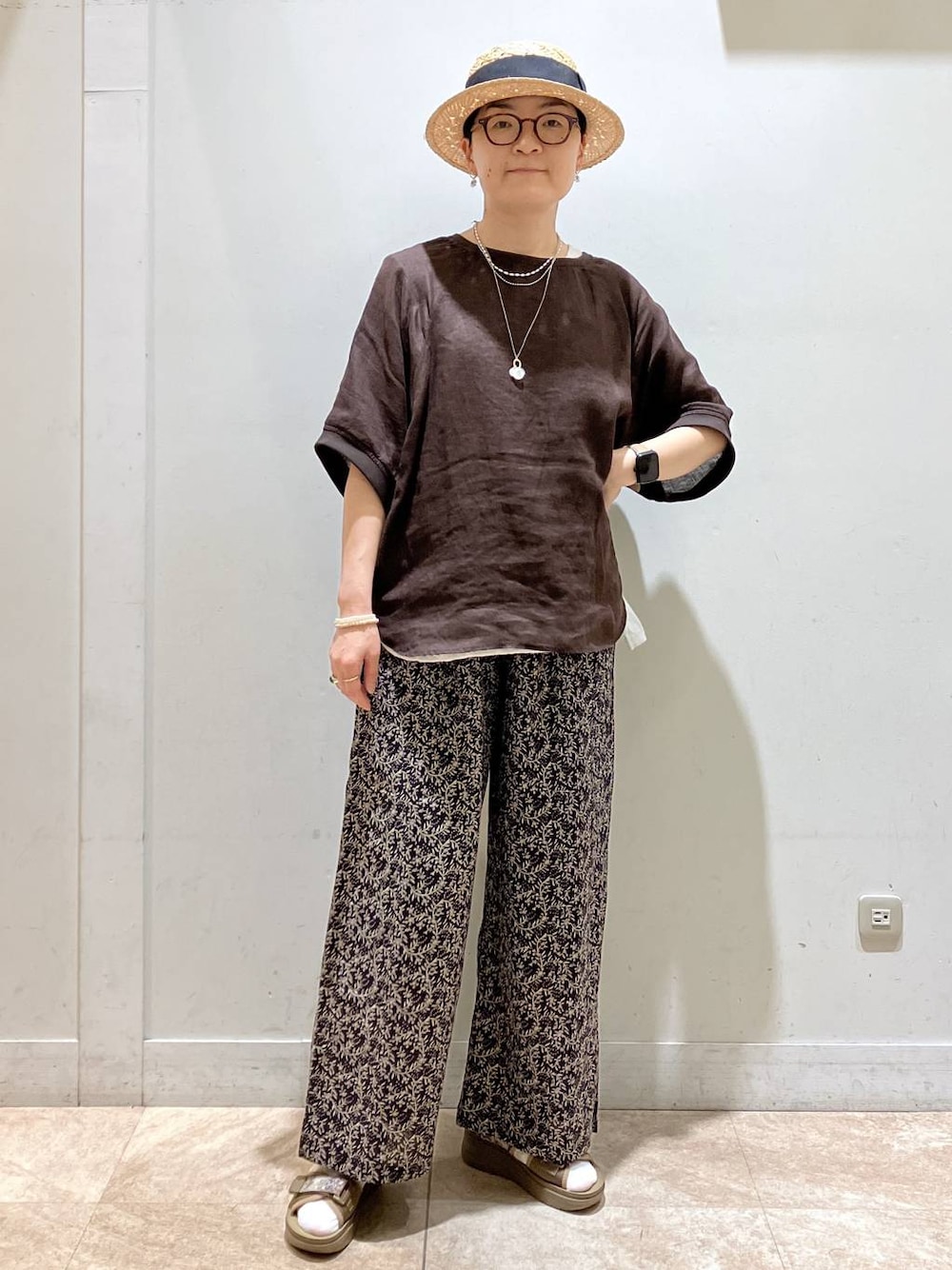 その他のサンダル、ブラウン系のシャツ/ブラウス、ブラック系のデニムパンツを着用したレディースの夏コーディネートの1枚目の写真