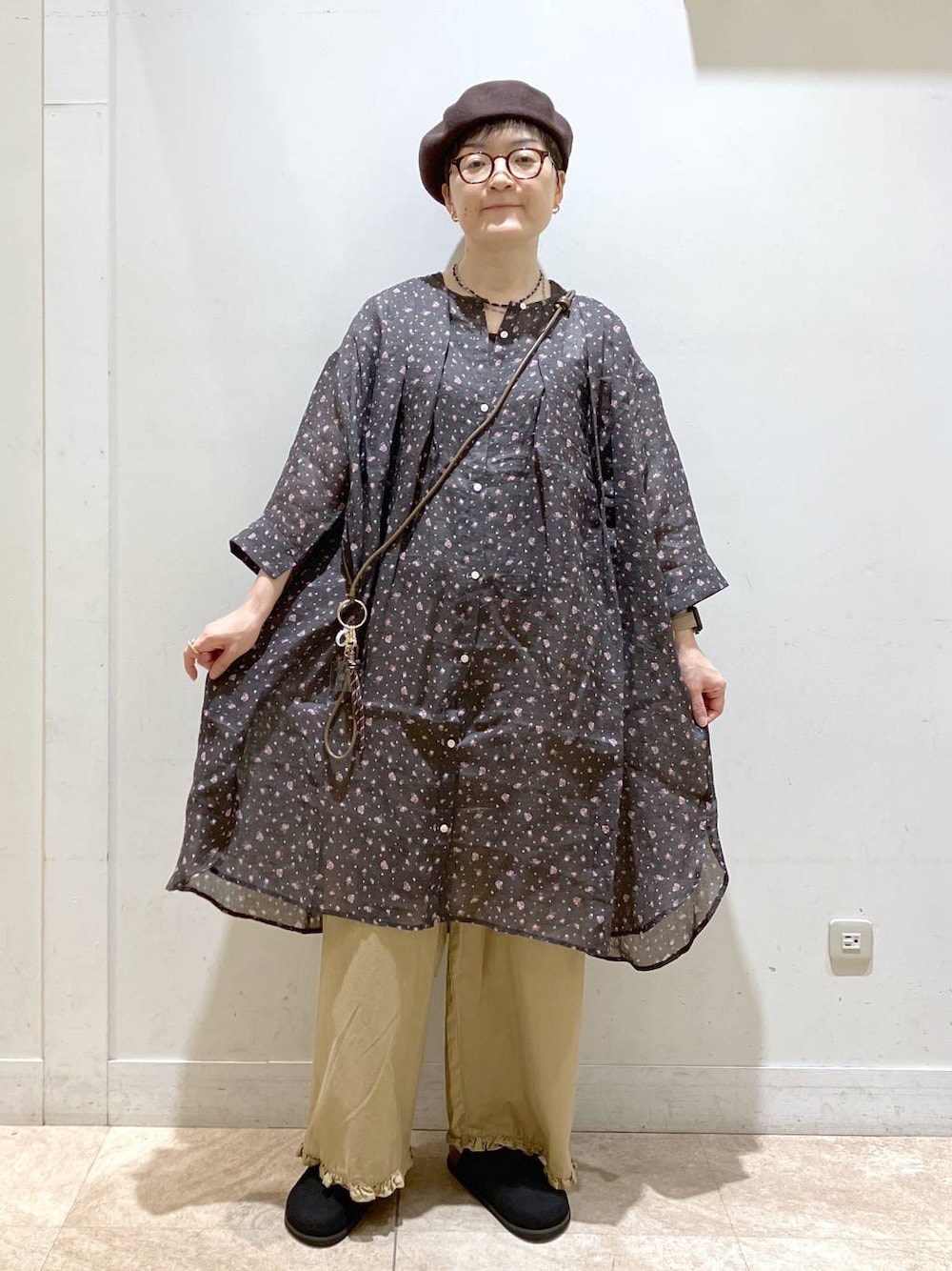 ベージュ系のその他パンツ、ブラウン系のワンピース、その他のネックレスを着用したレディースの夏コーディネートの1枚目の写真
