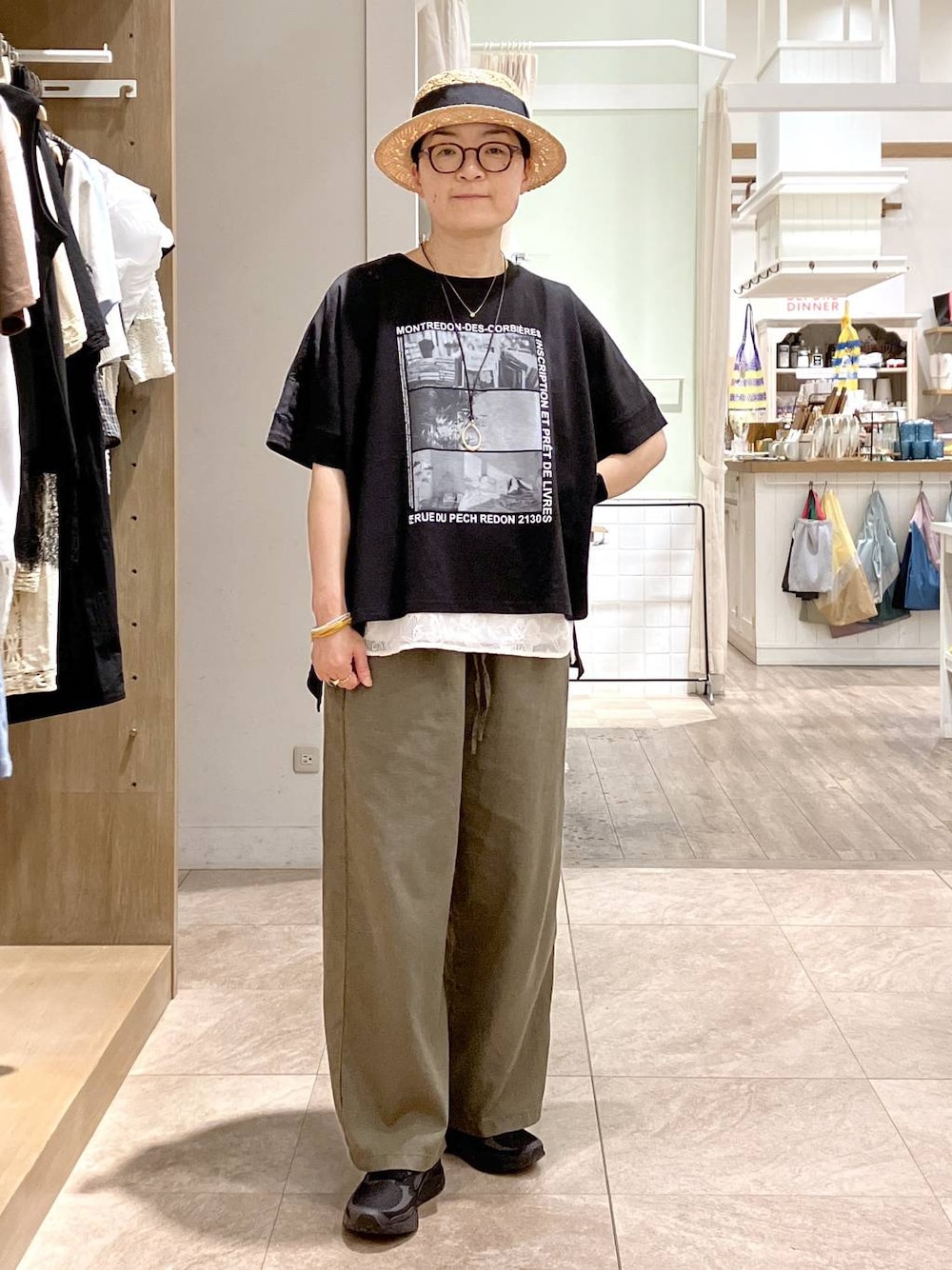 グリーン系のその他パンツ、ブラック系のTシャツ/カットソー、その他のネックレスを着用したレディースの夏コーディネートの1枚目の写真