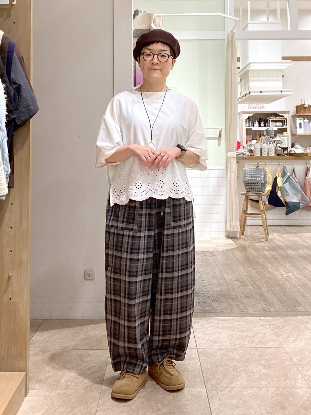 ホワイト系のTシャツ/カットソー、イエロー系のモカシン/デッキシューズ、グレー系のその他パンツを着用したレディースの秋コーディネートの1枚目の写真