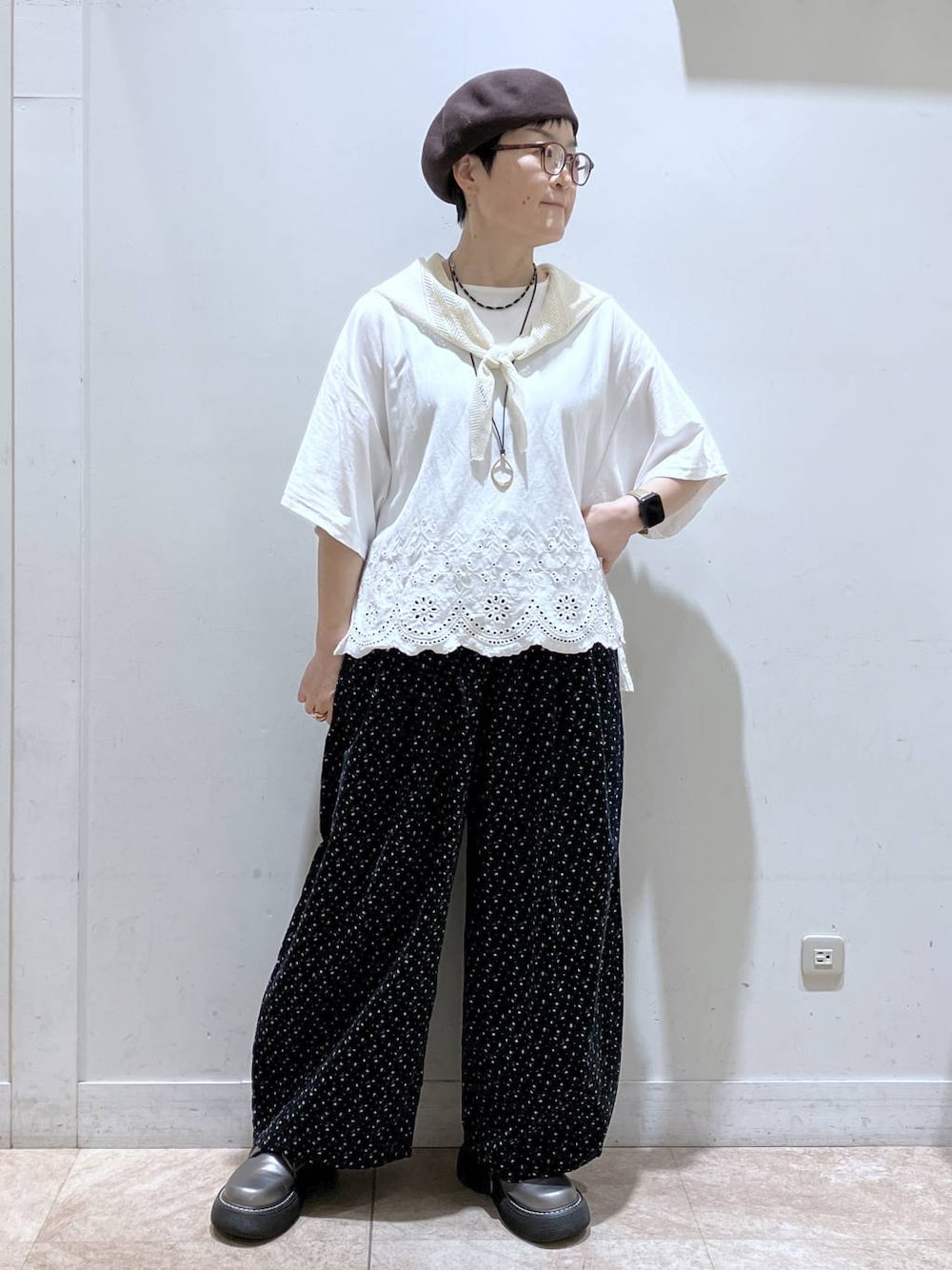 ブルー系のその他パンツ、ホワイト系のTシャツ/カットソー、その他のその他シューズを着用したレディースの秋コーディネートの1枚目の写真