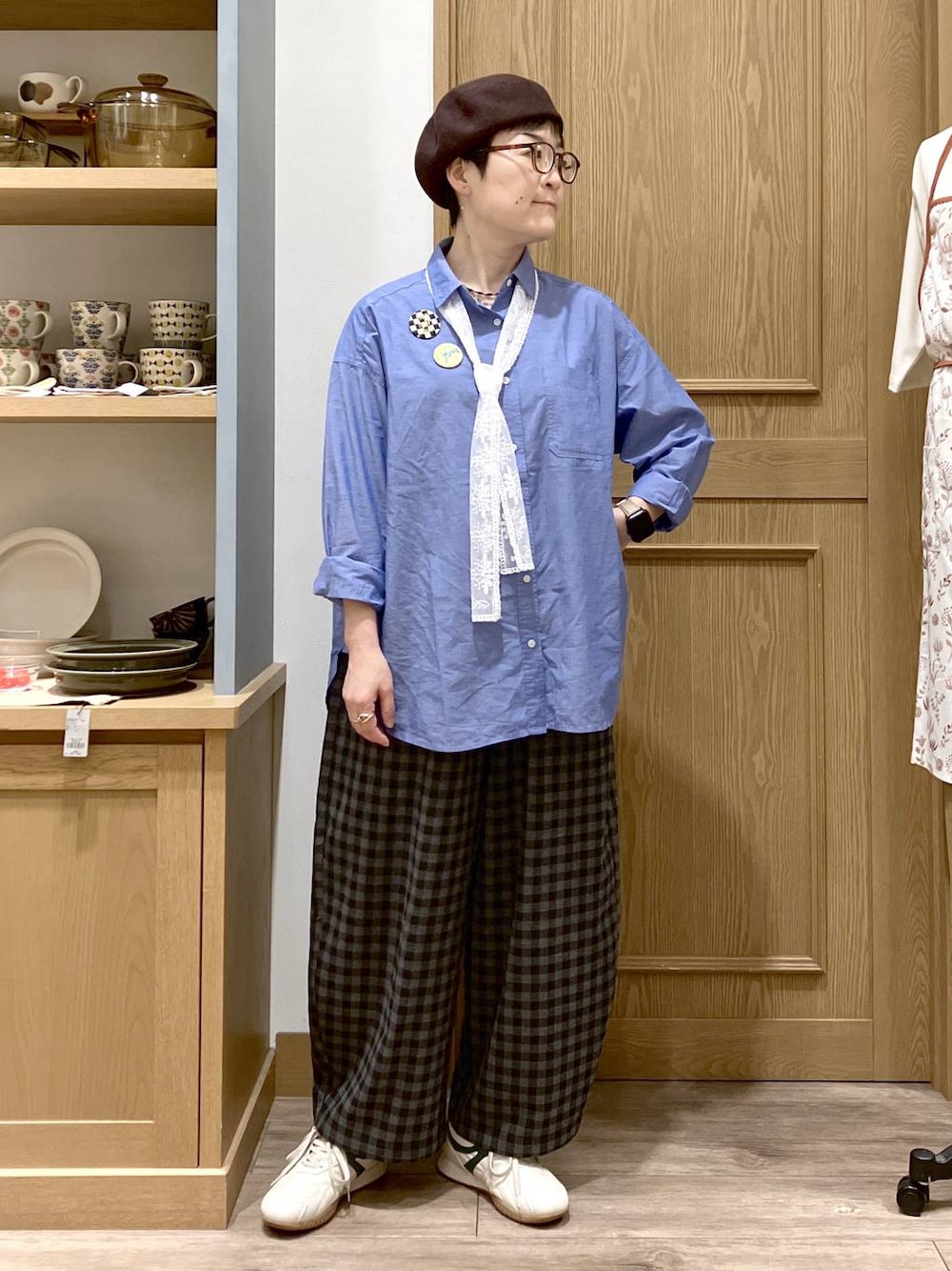 その他のタンクトップ、グレー系のその他パンツ、ブルー系のシャツ/ブラウスを着用したレディースの秋コーディネートの1枚目の写真