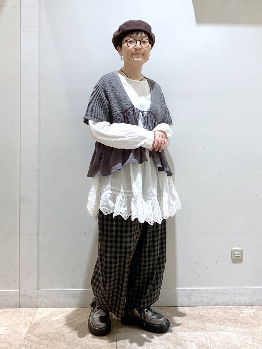 その他のベスト、ホワイト系のチュニック、その他のその他シューズを着用したレディースの秋コーディネートの1枚目の写真