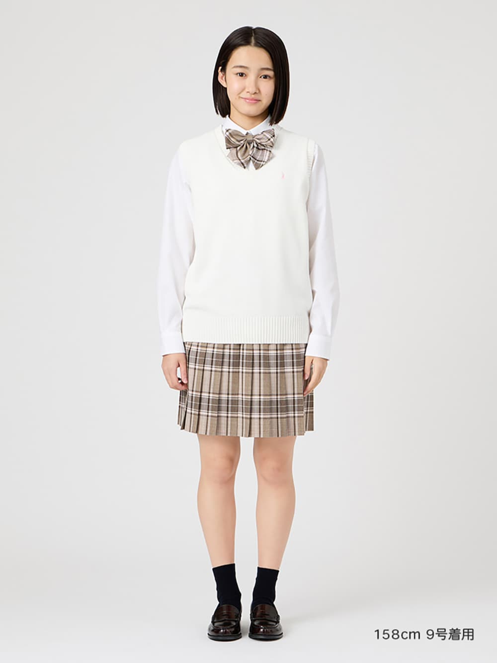 ブラウン系のローファー、ホワイト系のベスト、ホワイト系のシャツ/ブラウスを着用したレディースの冬コーディネートの1枚目の写真