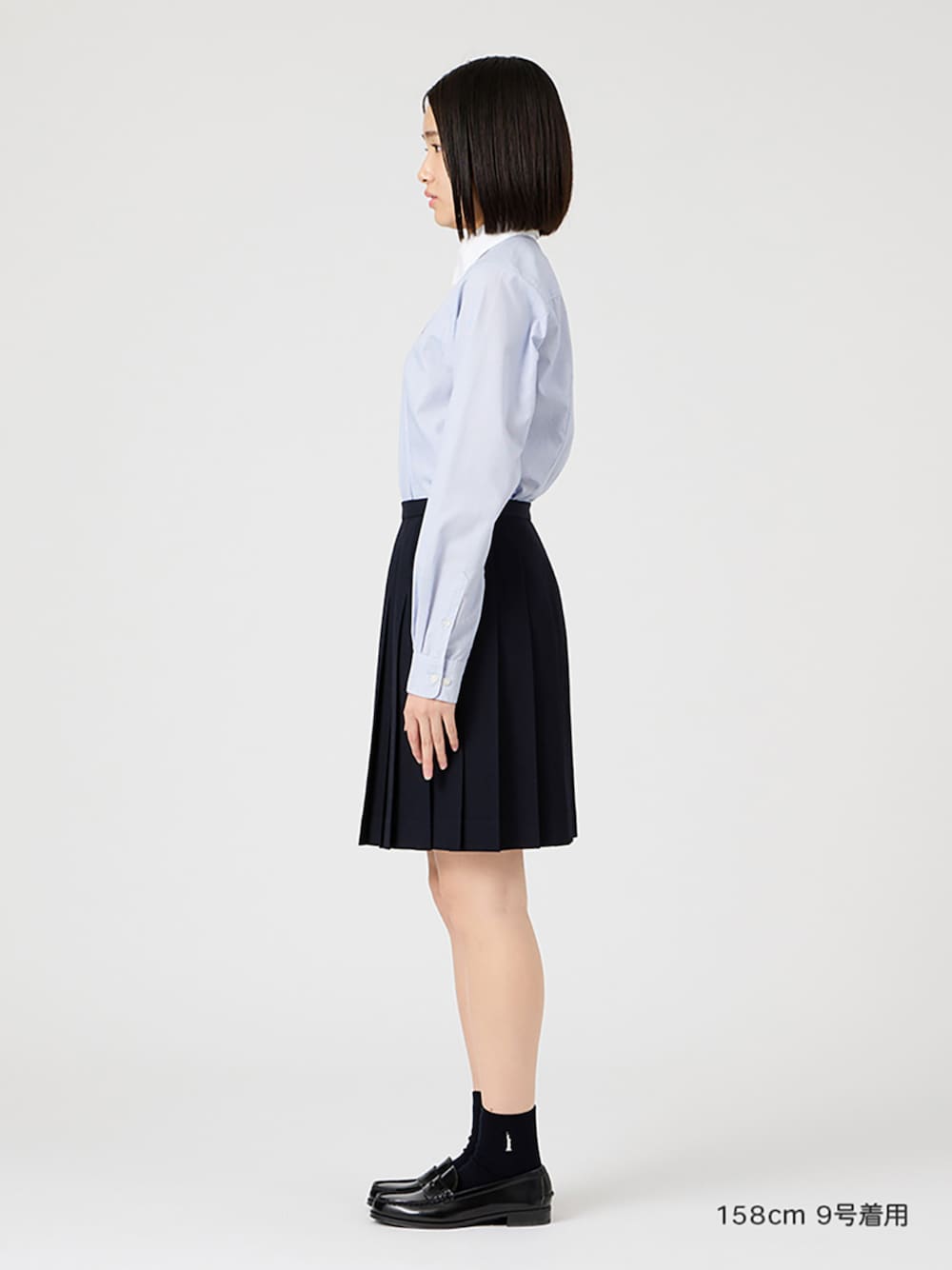 ブラック系のローファー、ホワイト系のシャツ/ブラウス、ブルー系のスカートを着用したレディースの冬コーディネートの1枚目の写真