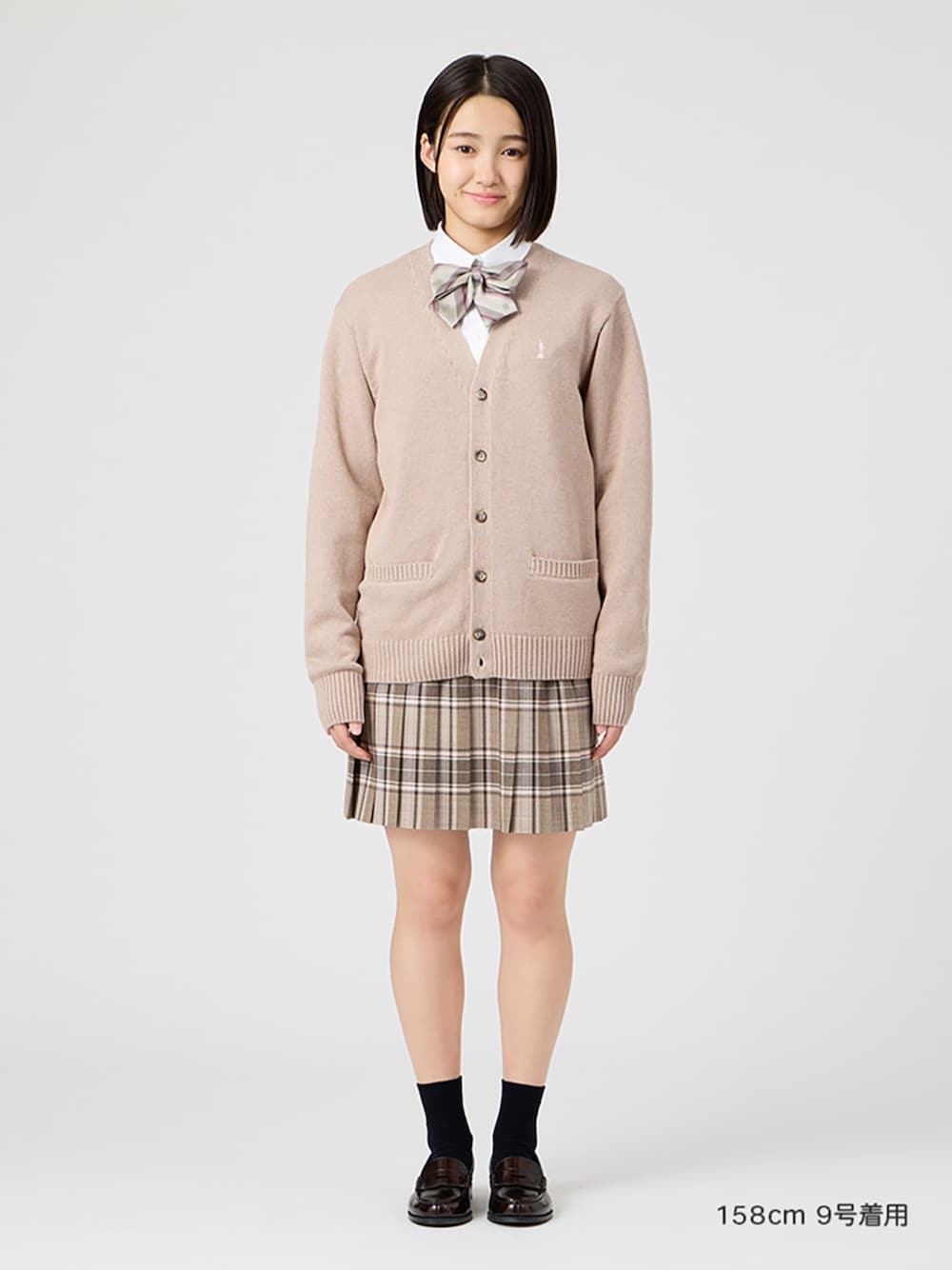 ブラウン系のローファー、ホワイト系のシャツ/ブラウス、ブラウン系のスカートを着用したレディースの冬コーディネートの1枚目の写真