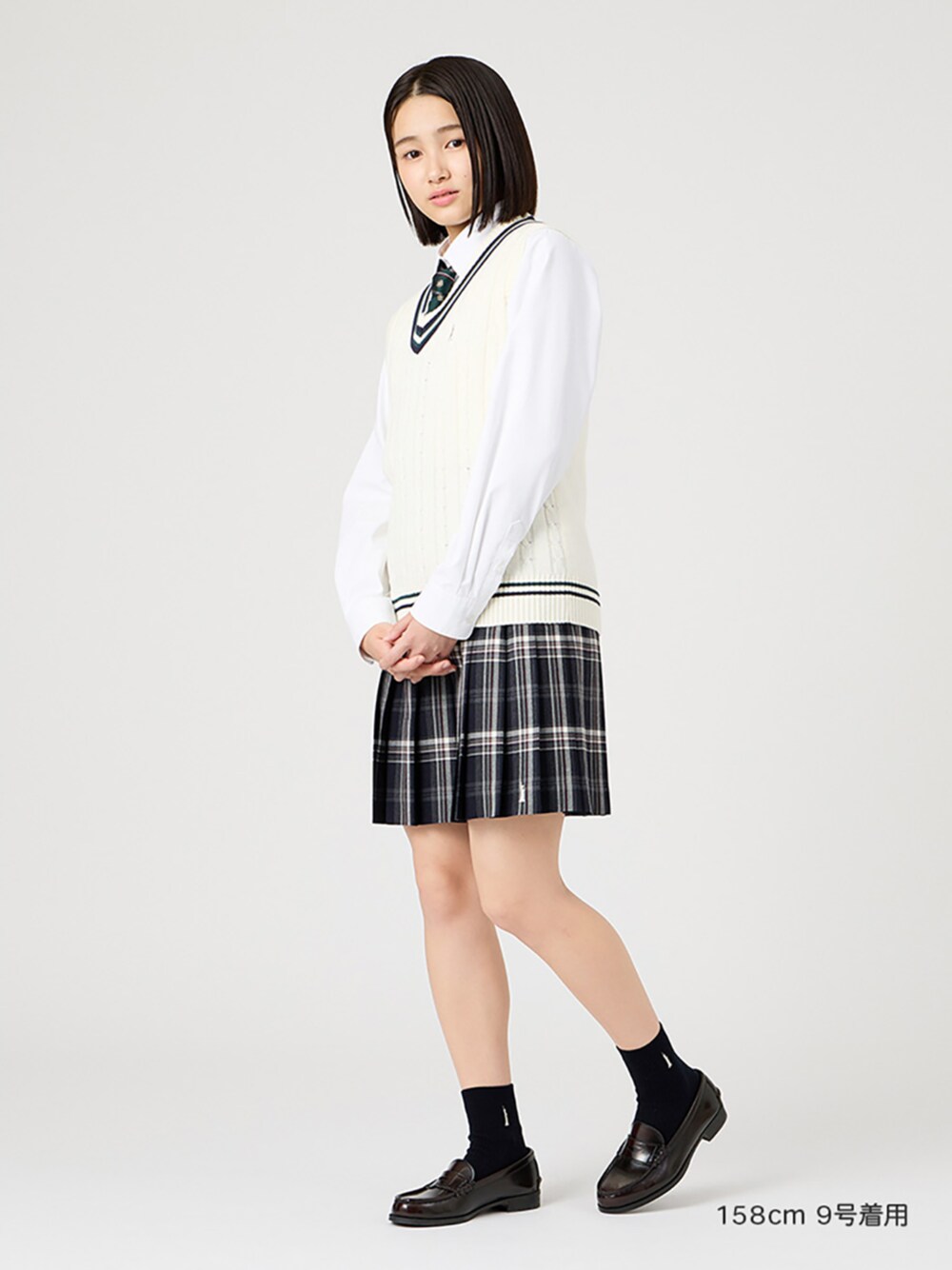 ブラウン系のローファー、ホワイト系のシャツ/ブラウス、ホワイト系のベストを着用したレディースの冬コーディネートの1枚目の写真