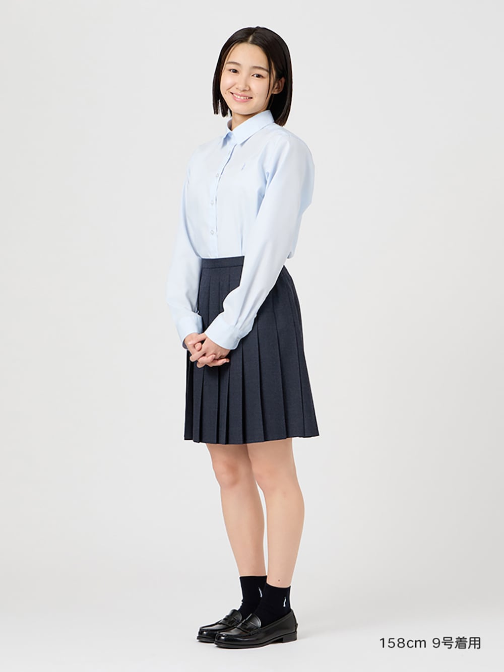 ブルー系のシャツ/ブラウス、グレー系のスカート、ブラック系のローファーを着用したレディースの冬コーディネートの1枚目の写真