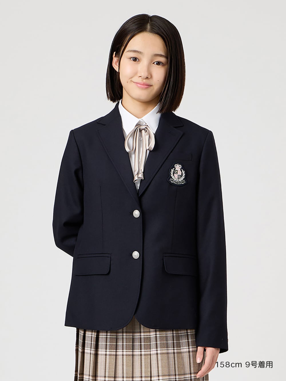 ホワイト系のシャツ/ブラウス、ブラウン系のスカート、ブルー系のテーラードジャケットを着用したレディースの冬コーディネートの1枚目の写真