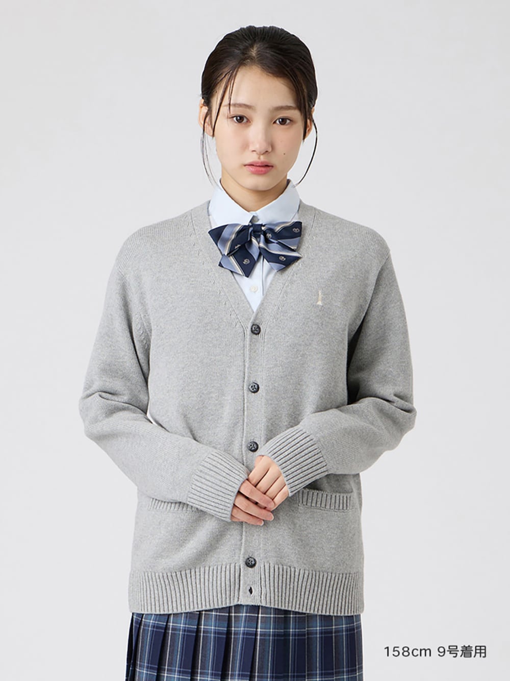 ブルー系のシャツ/ブラウス、グレー系のカーディガン/ボレロ、ブルー系のネクタイを着用したレディースの秋コーディネートの1枚目の写真