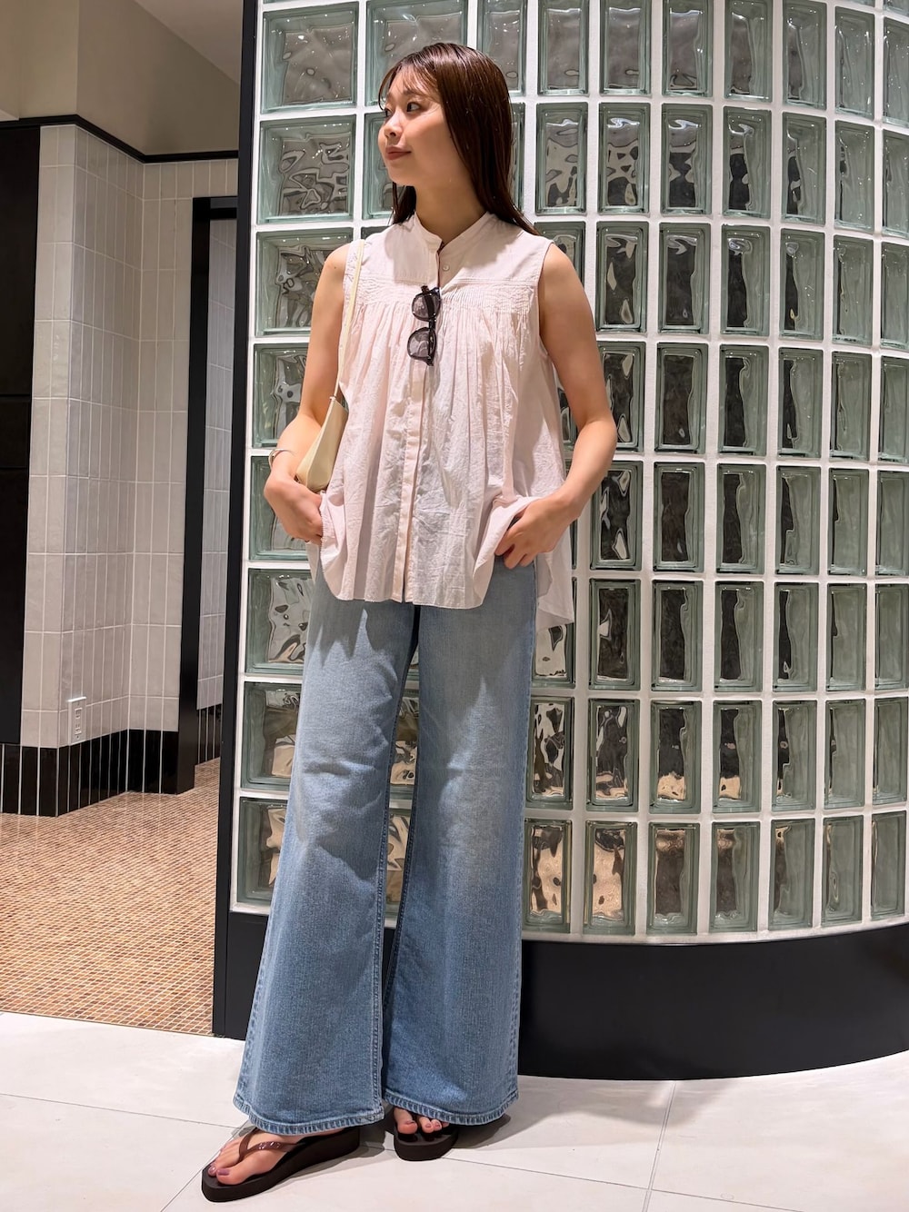 ホワイト系のショルダーバッグ、ブルー系のデニムパンツ、ピンク系のシャツ/ブラウスを着用したレディースの春コーディネートの1枚目の写真