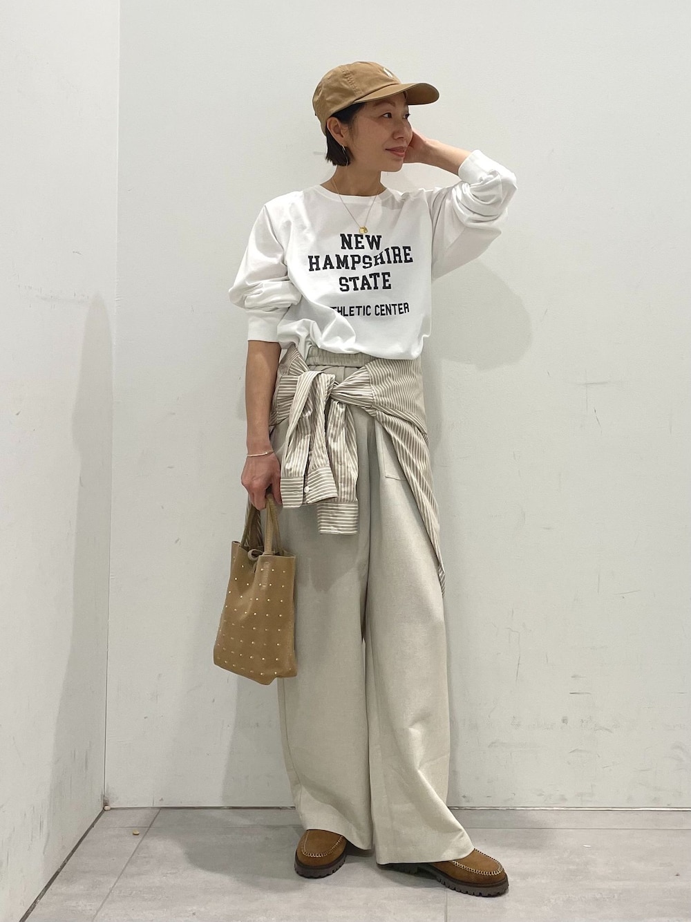 ベージュ系のその他パンツ、ベージュ系のシャツ/ブラウス、ホワイト系のTシャツ/カットソーを着用したレディースの春コーディネートの1枚目の写真