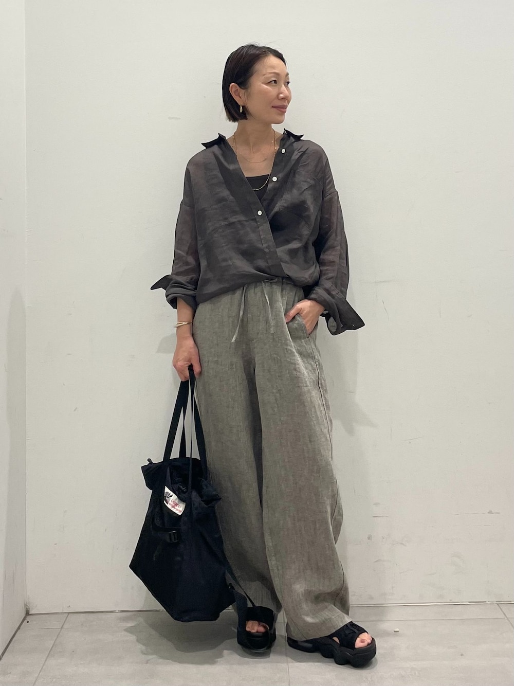 ブラウン系のその他パンツ、グレー系のシャツ/ブラウス、グレー系のシャツ/ブラウスを着用したレディースの夏コーディネートの1枚目の写真