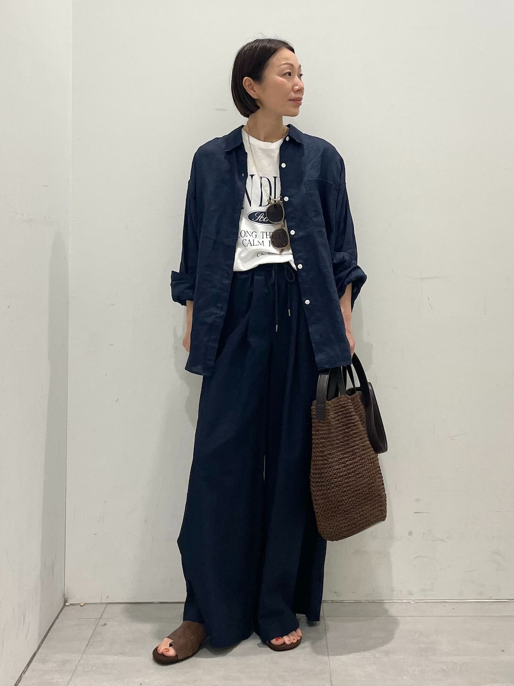 ブルー系のその他パンツ、ブルー系のシャツ/ブラウス、ホワイト系のTシャツ/カットソーを着用したレディースの春コーディネートの1枚目の写真