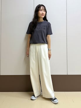 「INDIVI（インディヴィ）の【UVケア／選べるグラフィック】スムースジャージTシャツ（Tシャツ/カットソー、グレー系）」を使った、mamiさん（レディース・151cm）の春コーディネート