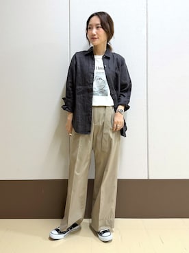 「INDIVI（インディヴィ）の【接触冷感／2WAY】カシュクールリネンシャツ（シャツ/ブラウス、グレー系）」を使った、mamiさん（レディース・151cm）の夏コーディネート