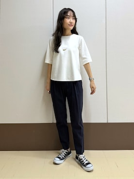 「INDIVI（インディヴィ）の【抗菌防臭／消臭】上品光沢コットンTシャツ（Tシャツ/カットソー、ホワイト系）」を使った、mamiさん（レディース・151cm）の春コーディネート