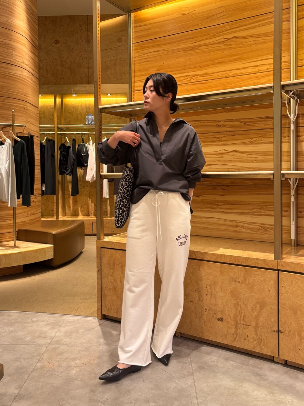 ホワイト系のその他パンツ、グレー系のシャツ/ブラウス、ブラック系のトートバッグを着用したレディースの秋コーディネートの1枚目の写真