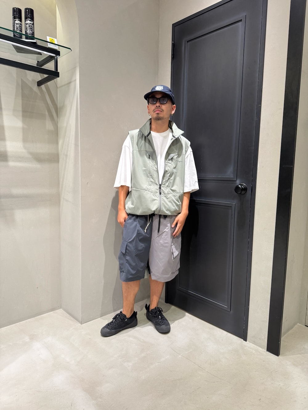 ホワイト系のTシャツ/カットソー、その他のその他アウター、その他のその他パンツを着用したメンズの夏コーディネートの1枚目の写真