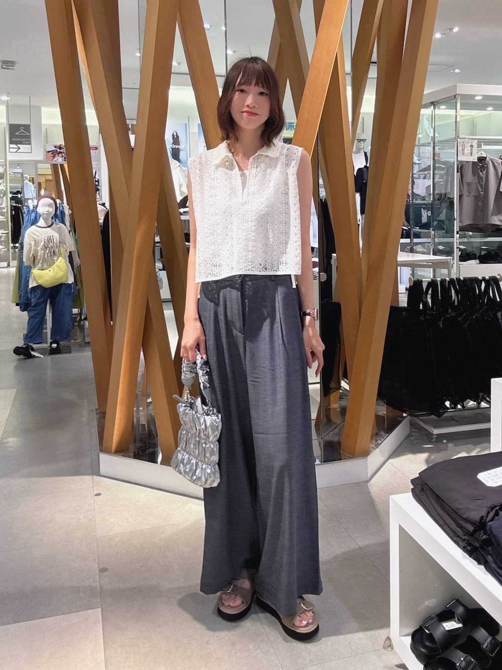 ブラック系のその他パンツ、ベージュ系のサンダル、ベージュ系のベストを着用したレディースの夏コーディネートの1枚目の写真