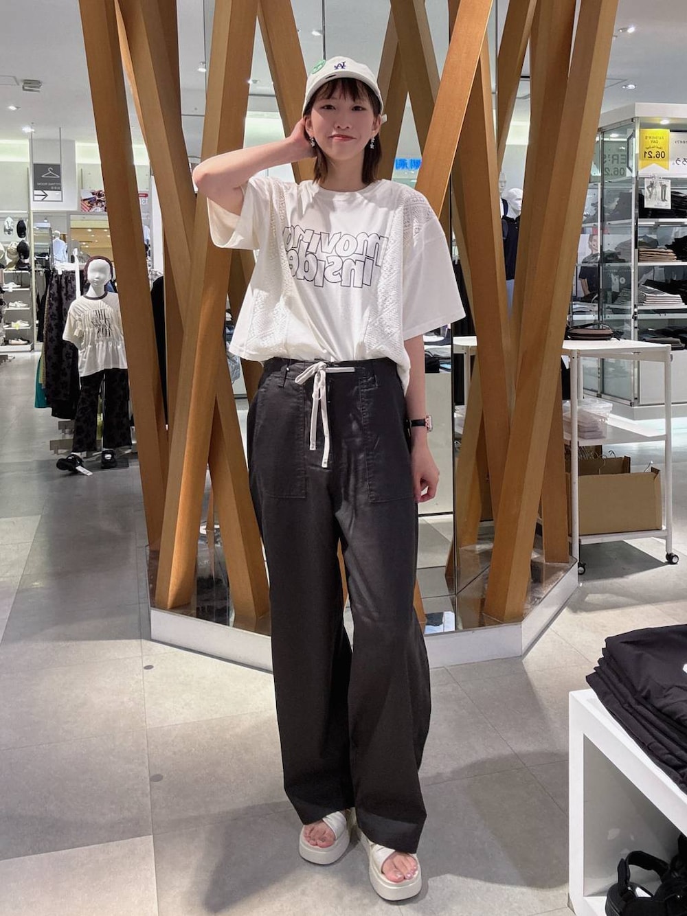 ホワイト系のタンクトップ、グレー系のその他パンツ、ホワイト系のサンダルを着用したレディースの夏コーディネートの1枚目の写真