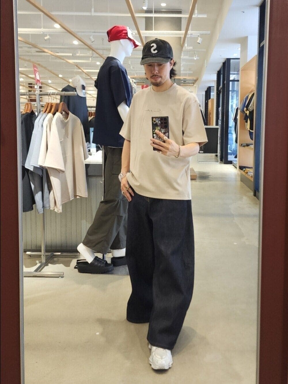 ベージュ系のTシャツ/カットソーを着用したメンズの夏コーディネートの1枚目の写真