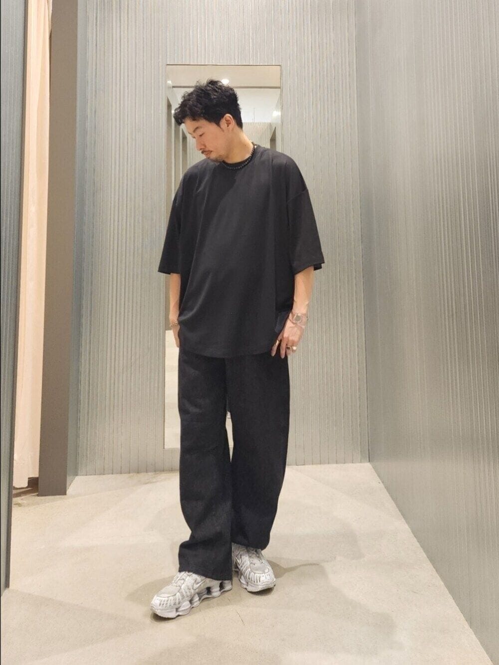 ブラック系のTシャツ/カットソー、ブラック系のデニムパンツを着用したメンズの夏コーディネートの1枚目の写真