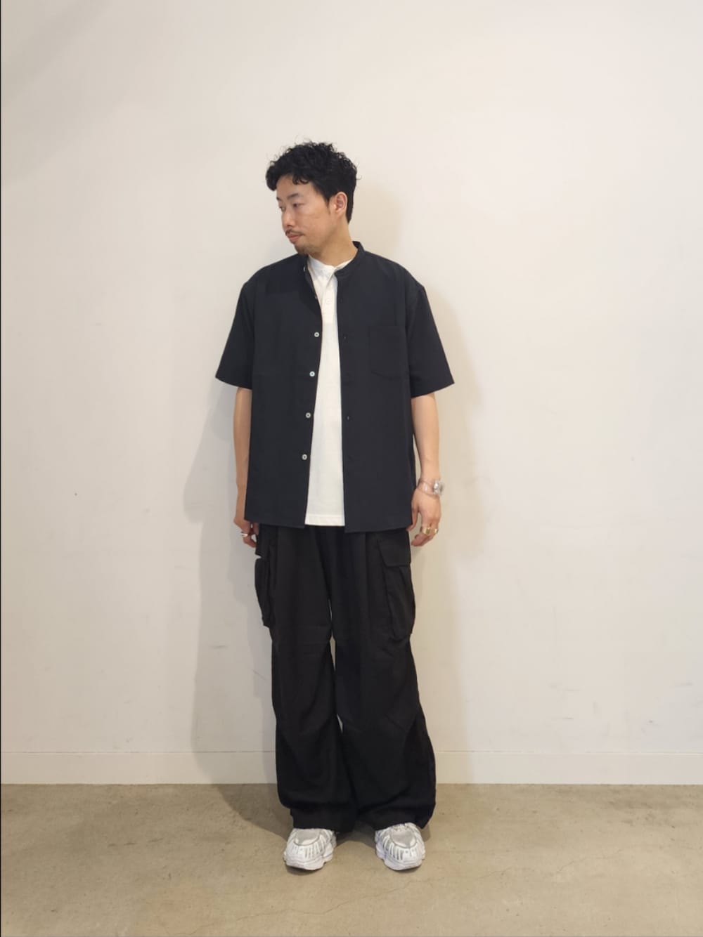 ホワイト系のTシャツ/カットソー、ブラック系のカーゴパンツ、ブルー系のシャツ/ブラウスを着用したメンズの夏コーディネートの1枚目の写真