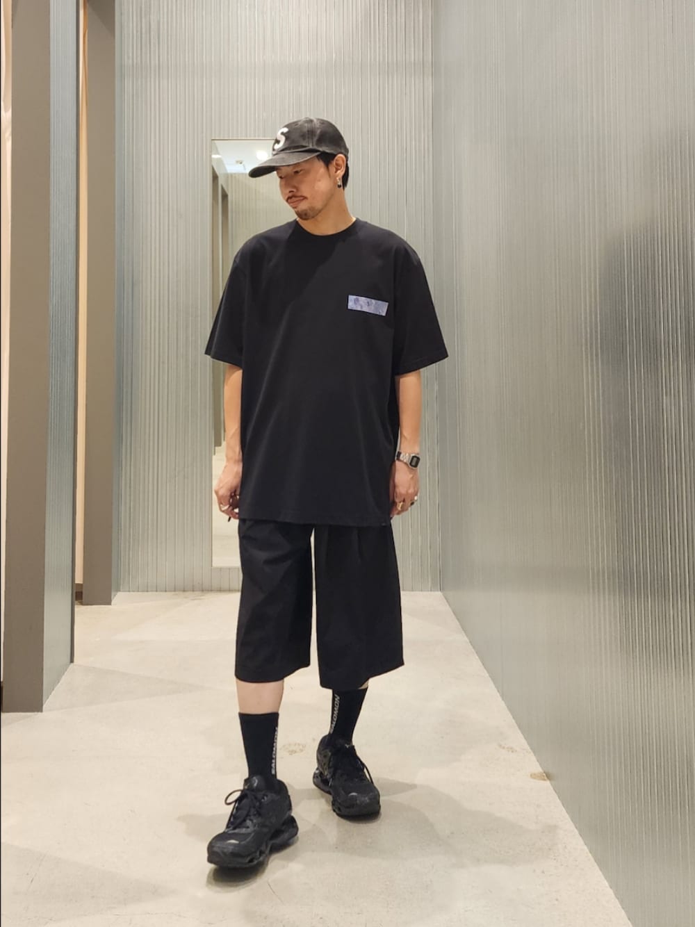 ブラック系のその他パンツ、ブラック系のTシャツ/カットソー、シルバー系のアナログ腕時計を着用したメンズの夏コーディネートの1枚目の写真