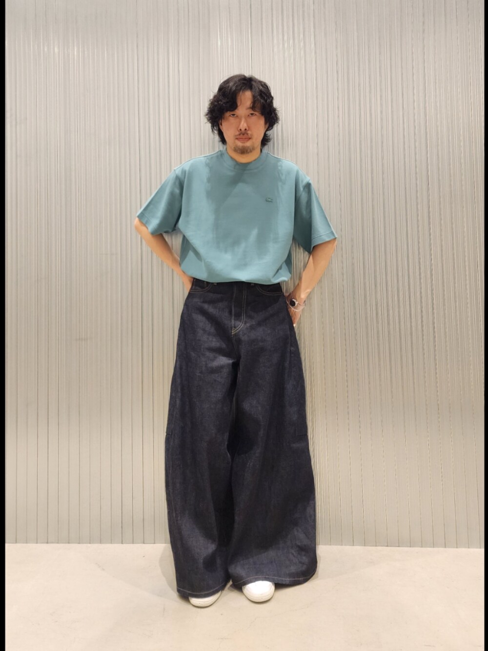 グリーン系のTシャツ/カットソー、ホワイト系のスニーカーを着用したメンズの夏コーディネートの1枚目の写真