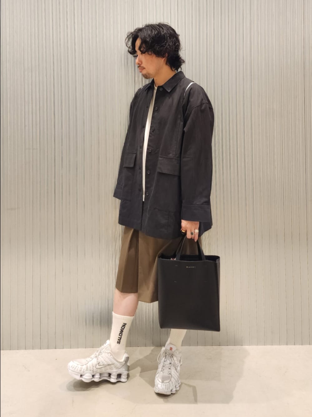ブラック系のハンドバッグ、ブラウン系のその他パンツ、ブラック系のカバーオールを着用したメンズの夏コーディネートの1枚目の写真