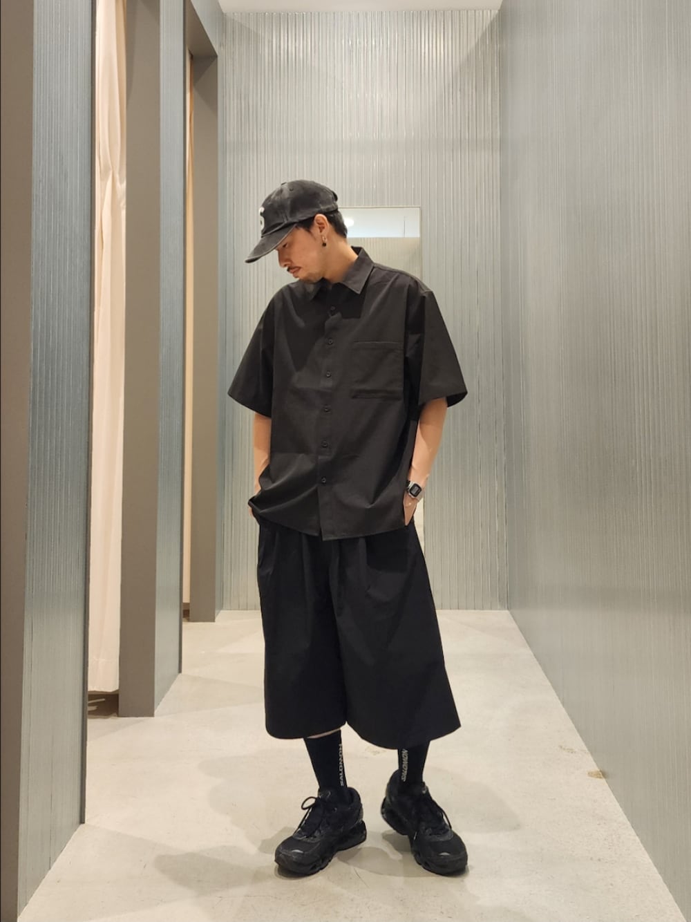 ブラック系のその他パンツ、ブラック系のシャツ/ブラウス、シルバー系のアナログ腕時計を着用したメンズの夏コーディネートの1枚目の写真