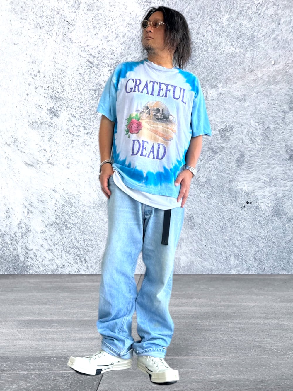 ブルー系のTシャツ/カットソー、ホワイト系のスニーカー、ブルー系のデニムパンツを着用したメンズの秋コーディネートの1枚目の写真