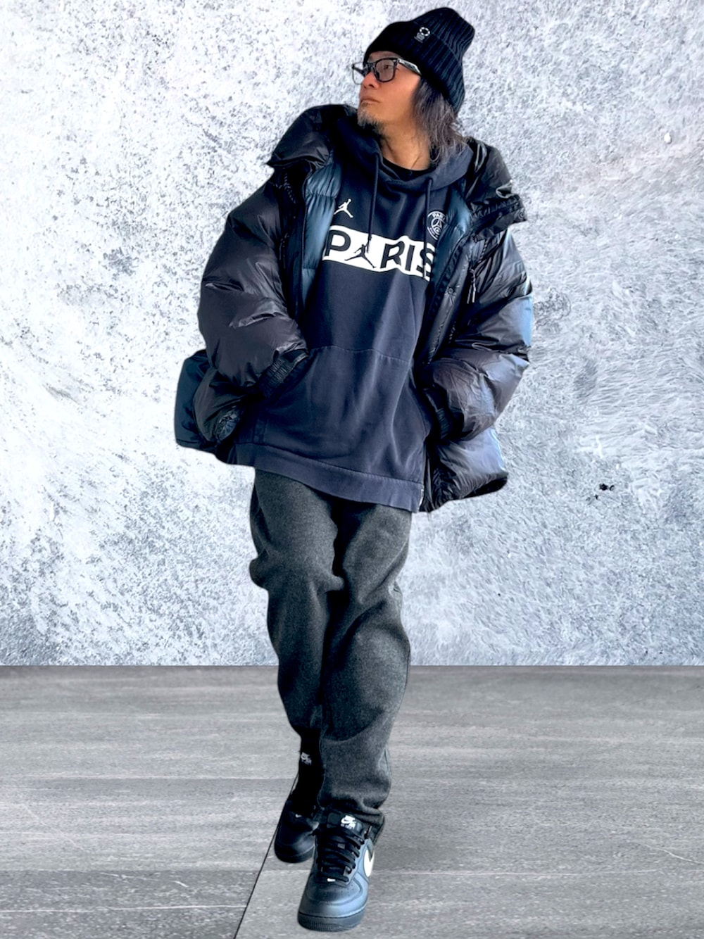 ブラック系のダウンジャケット/コート、ブラック系のパーカー、グレー系のその他パンツを着用したメンズの冬コーディネートの1枚目の写真