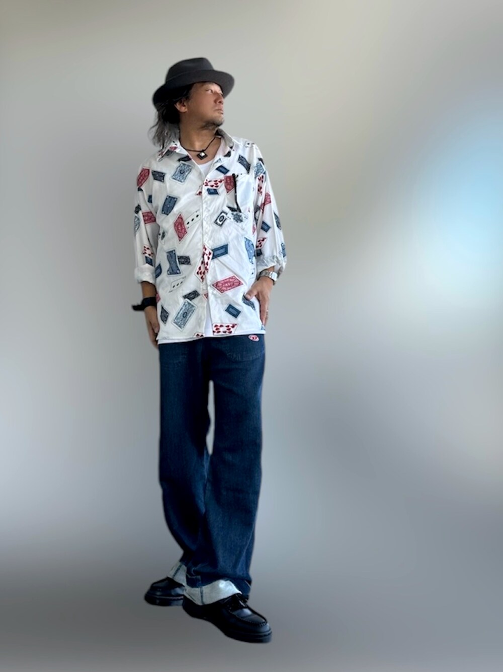 ホワイト系のシャツ/ブラウス、ブルー系のデニムパンツ、ブラック系のローファーを着用したメンズの秋コーディネートの1枚目の写真