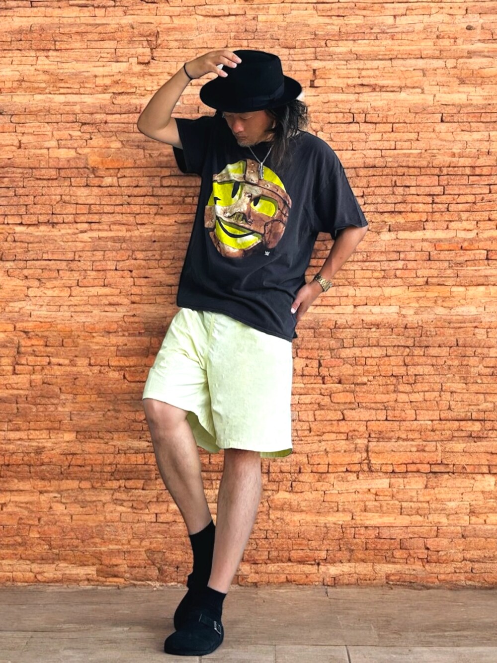 ブラック系のサンダル、ブラック系のTシャツ/カットソー、イエロー系のその他パンツを着用したメンズの夏コーディネートの1枚目の写真