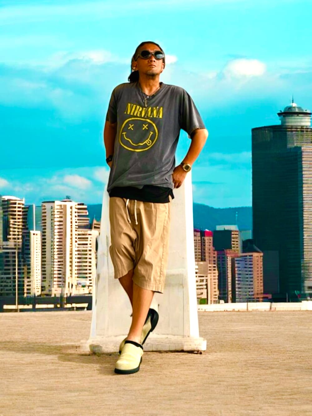 ブラック系のその他パンツ、ブラック系のTシャツ/カットソー、ブラック系のTシャツ/カットソーを着用したメンズの夏コーディネートの1枚目の写真