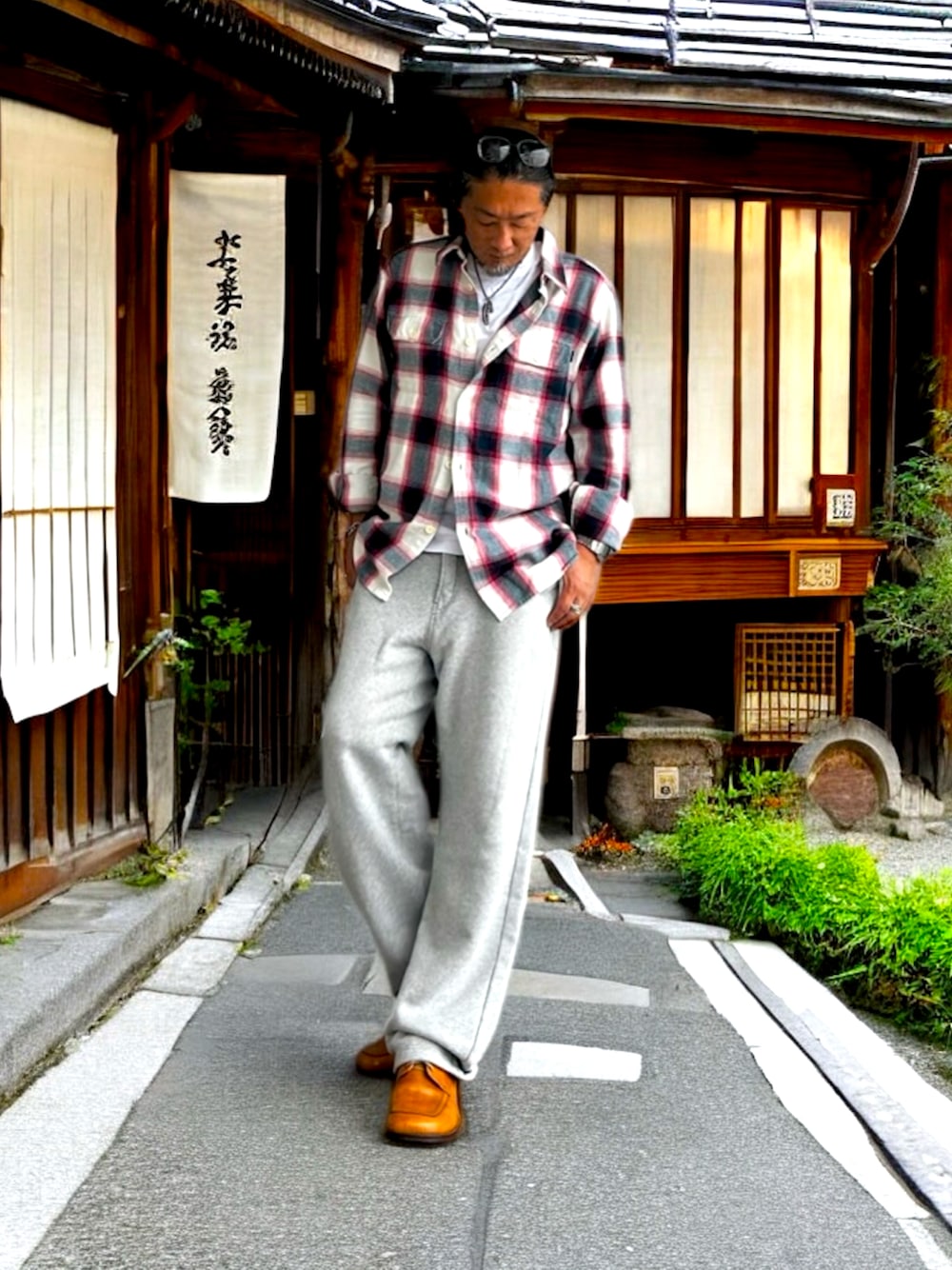 グレー系のその他パンツ、その他のシャツ/ブラウス、ベージュ系のモカシン/デッキシューズを着用したメンズの秋コーディネートの1枚目の写真