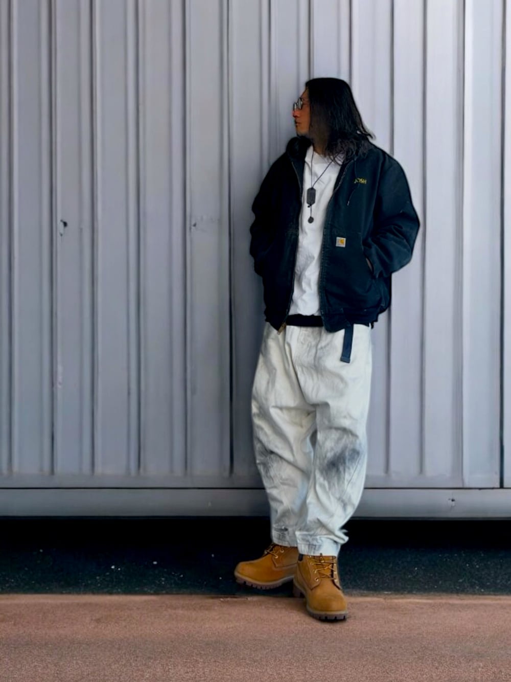 イエロー系のブーツ、ブラック系のその他アウター、ブラック系のその他アウターを着用したメンズの冬コーディネートの1枚目の写真