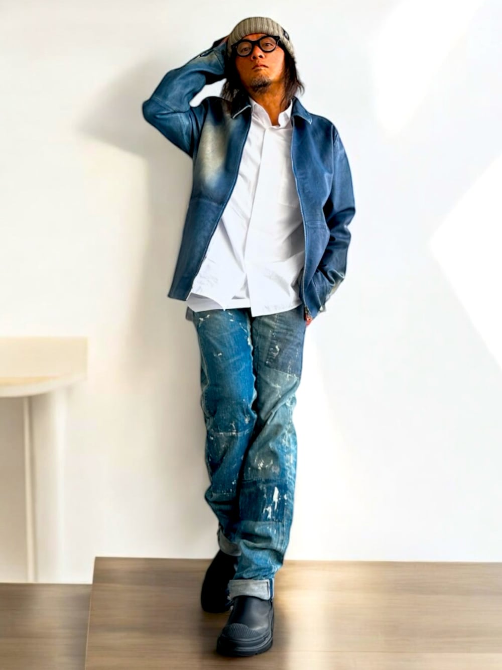 ブルー系のライダースジャケット、ブルー系のデニムパンツ、ブラック系のブーツを着用したメンズの冬コーディネートの1枚目の写真