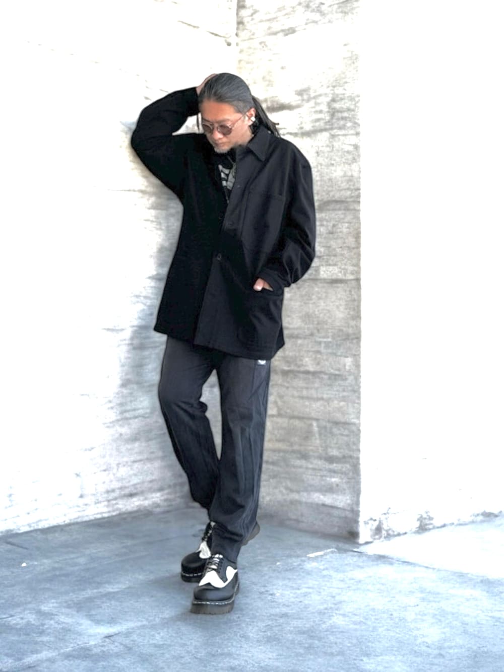 ブラック系のドレスシューズ、ブラック系のTシャツ/カットソー、ブラック系のジャケット/アウターを着用したメンズの春コーディネートの1枚目の写真