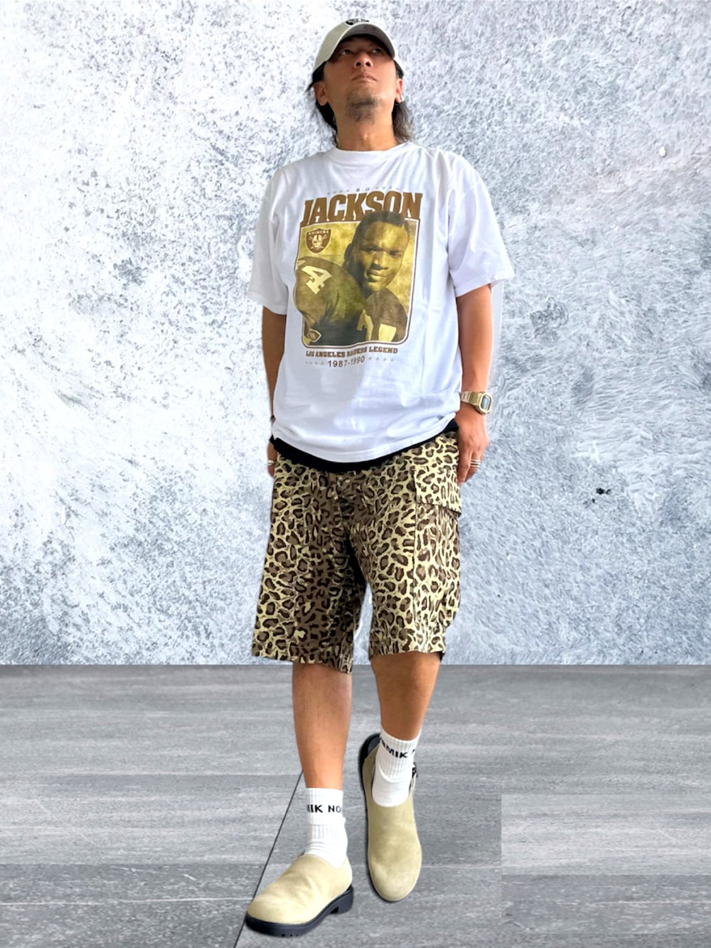 ホワイト系のTシャツ/カットソー、その他のその他パンツ、ベージュ系のサンダルを着用したメンズの夏コーディネートの1枚目の写真